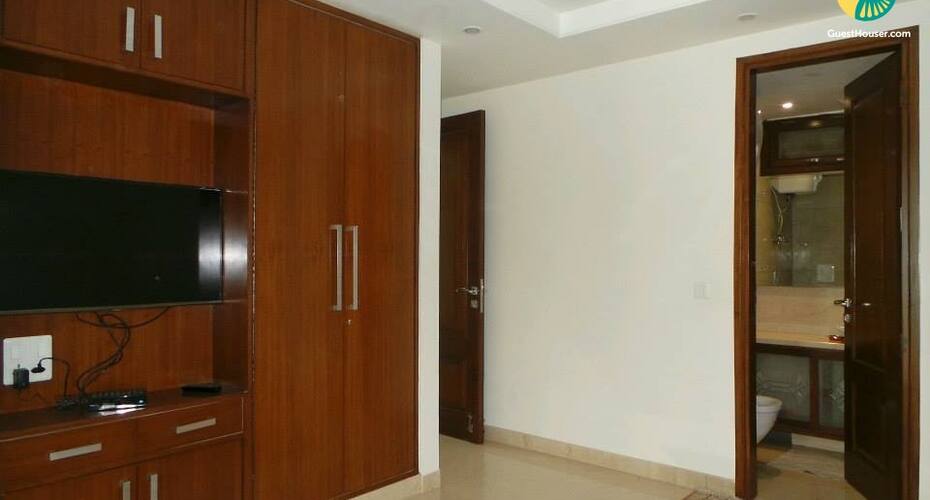 a well maintain 3 bedroom apartment, New Delhi 2